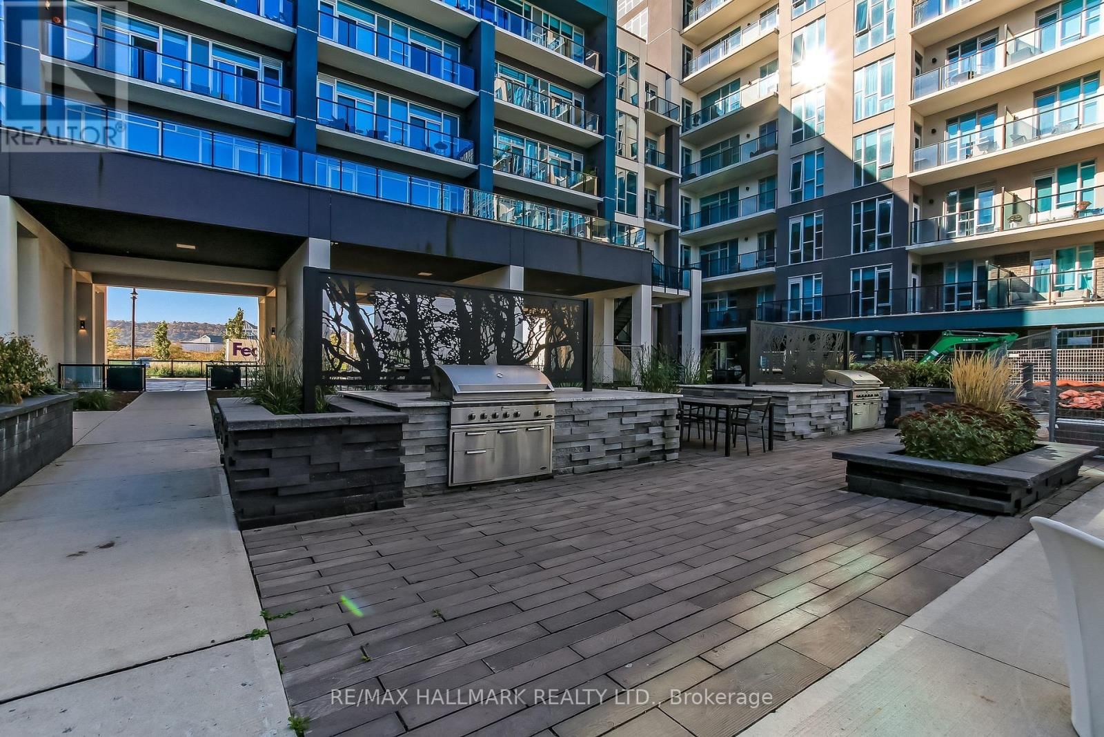 807 - 16 CONCORD PLACE Image 43