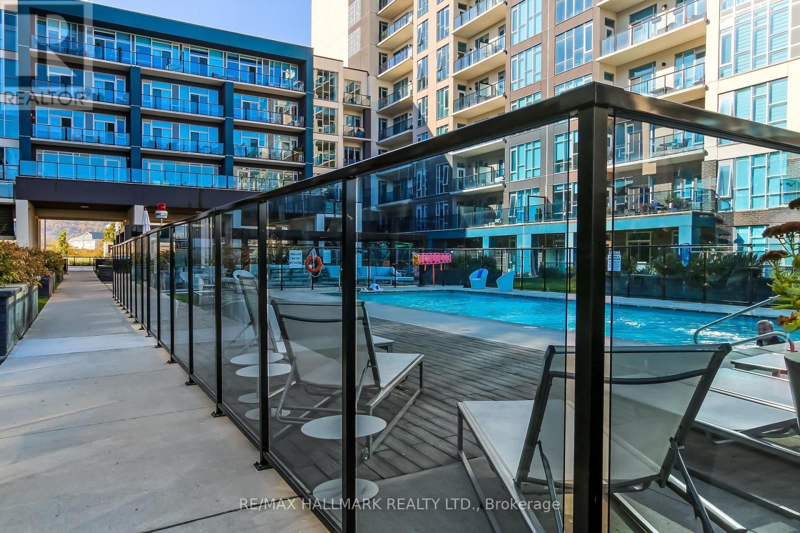 807 - 16 CONCORD PLACE Image 44