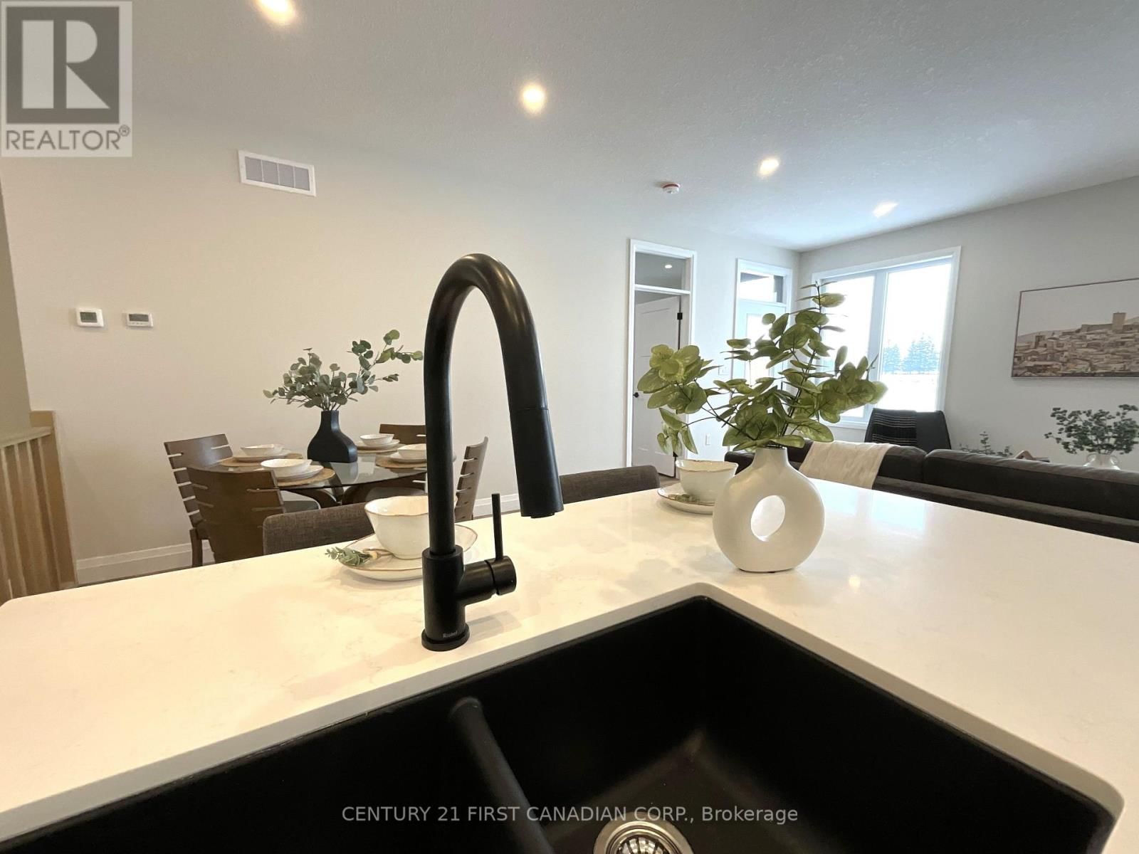 56 POSTMA CRESCENT Image 15