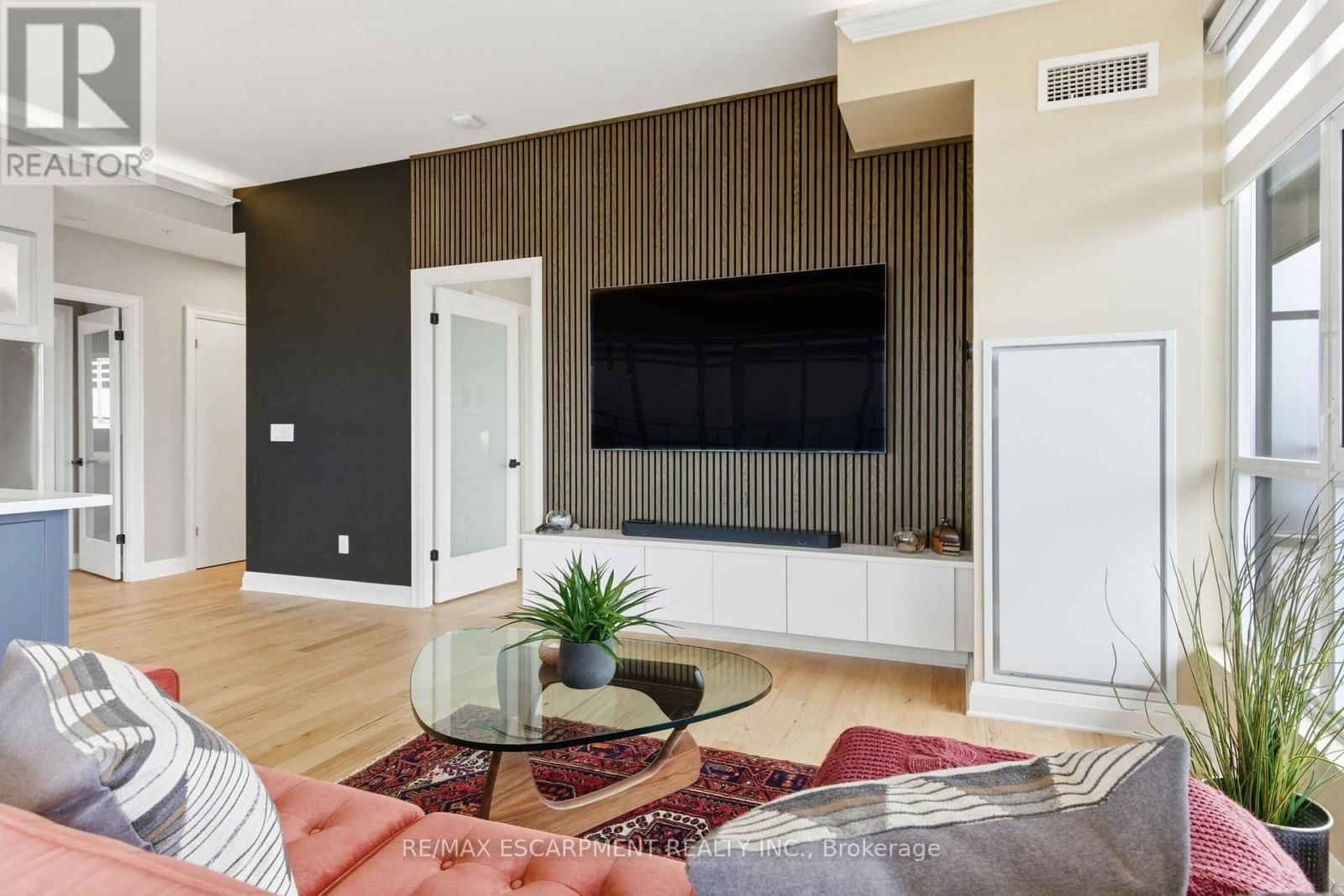 1404 - 550 NORTH SERVICE ROAD Image 16