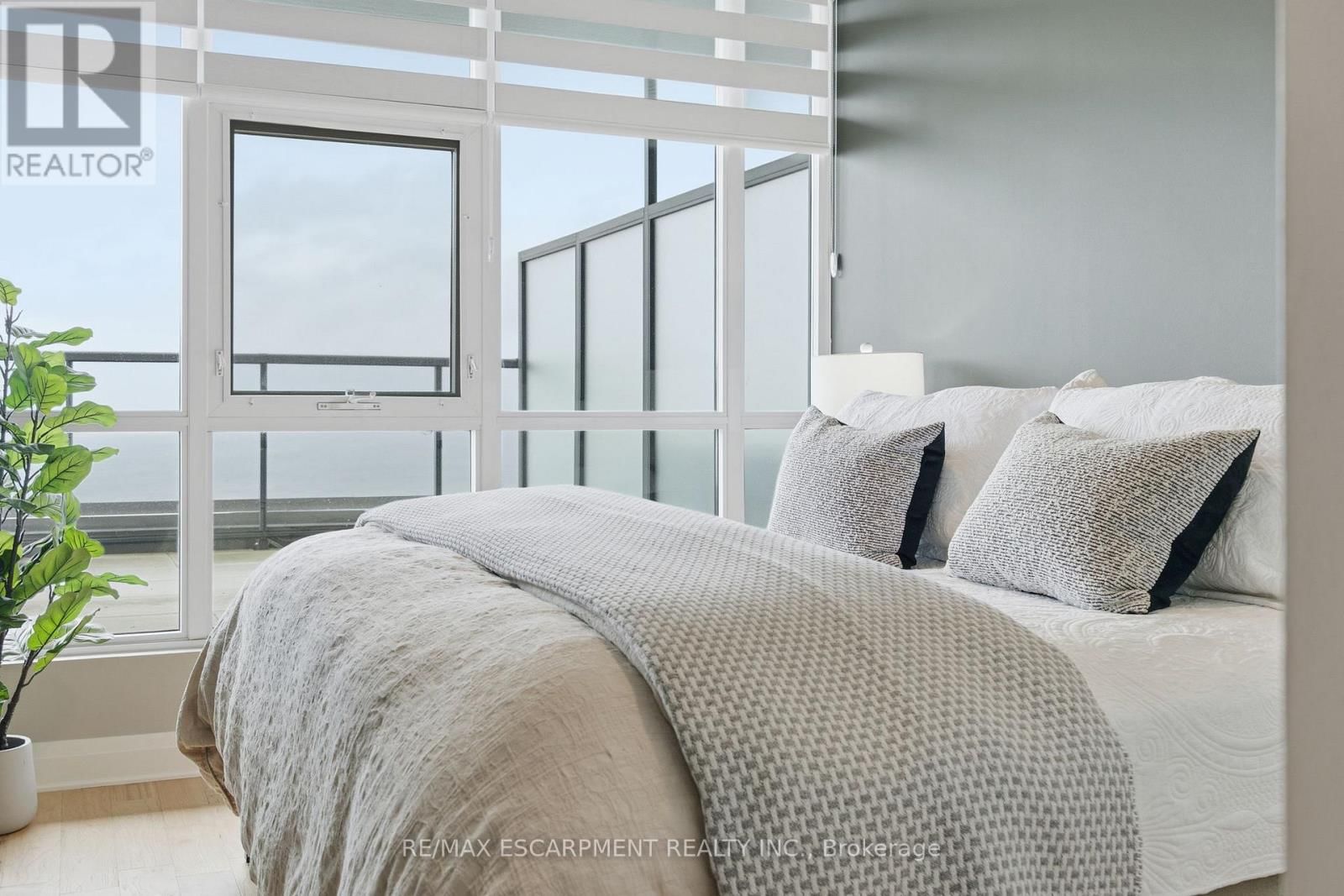 1404 - 550 NORTH SERVICE ROAD Image 21