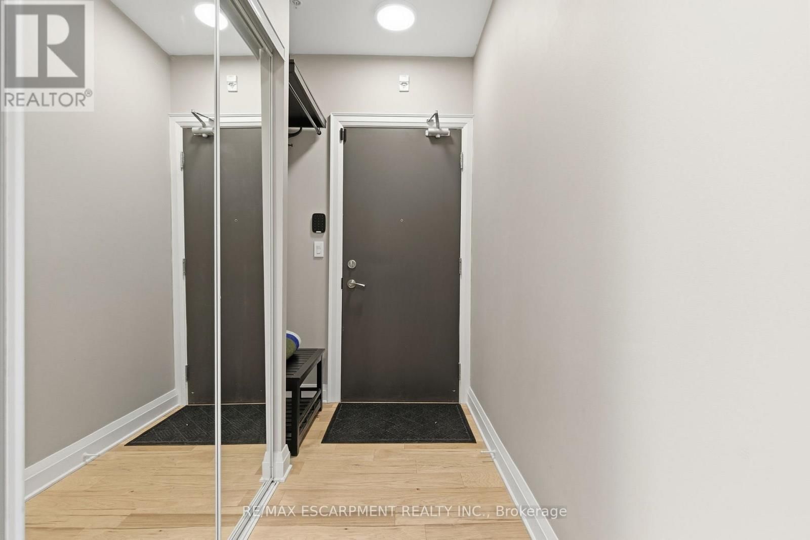 1404 - 550 NORTH SERVICE ROAD Image 4