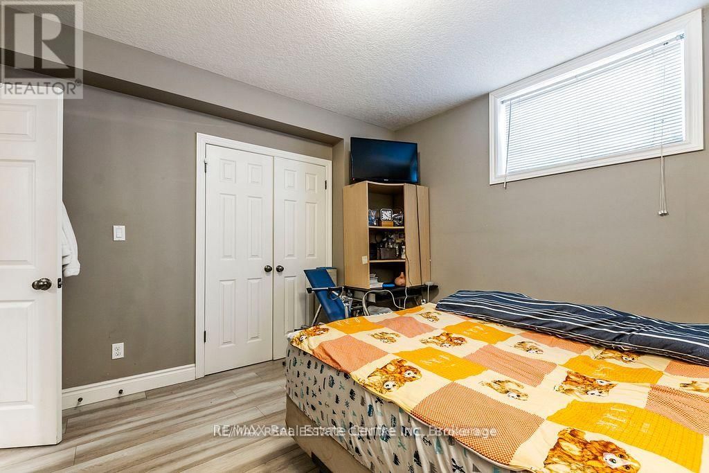 8B - 38 HOWE DRIVE Image 13