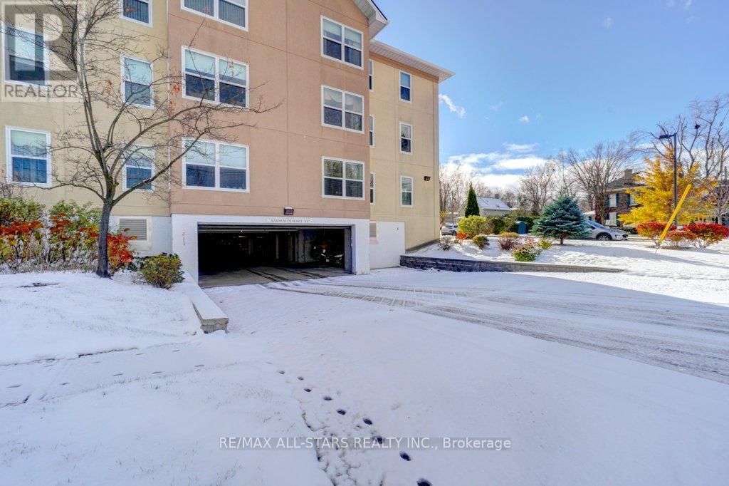 303 - 8 HURON STREET Image 36