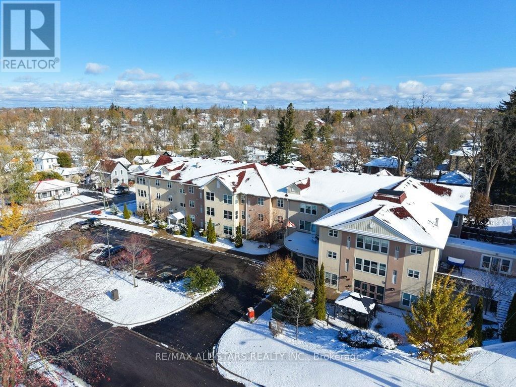 303 - 8 HURON STREET Image 39