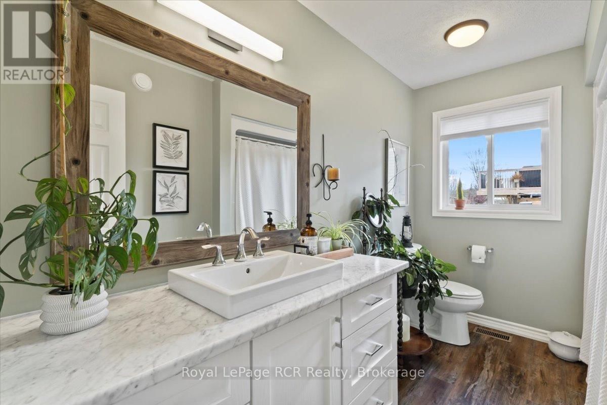 219 16TH AVENUE CRESCENT Image 13