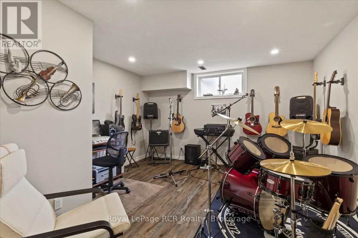 219 16TH AVENUE CRESCENT Image 21