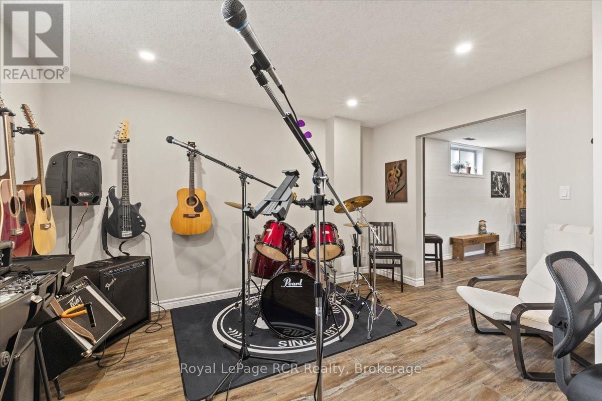 219 16TH AVENUE CRESCENT Image 22