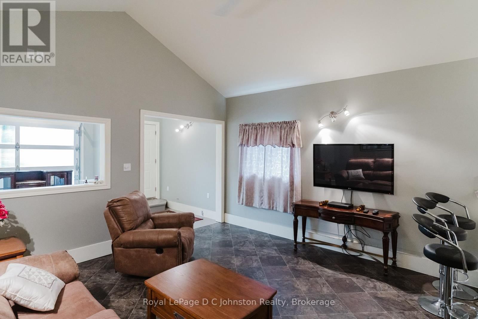 496 SPENCE STREET Image 30