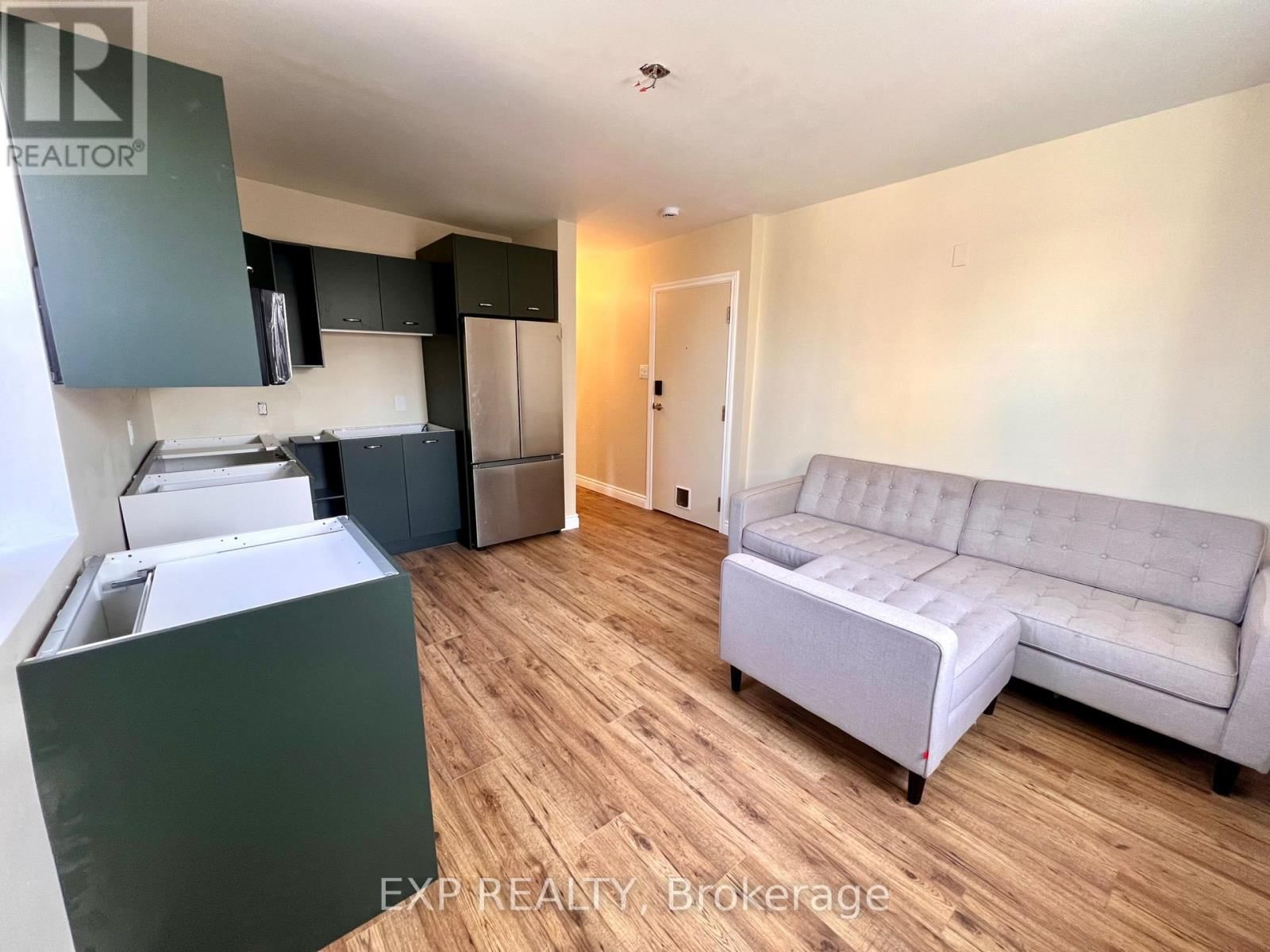 1079 WELLINGTON STREET WEST Image 11