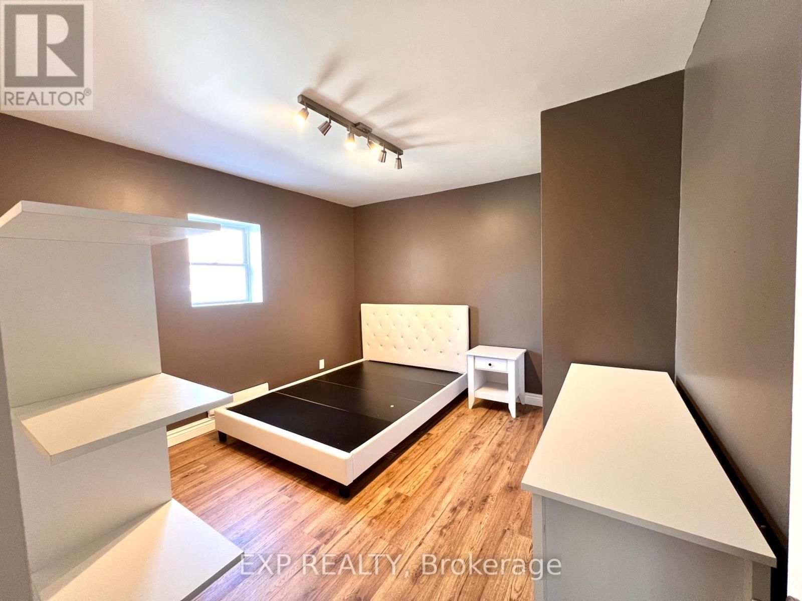 1079 WELLINGTON STREET WEST Image 17