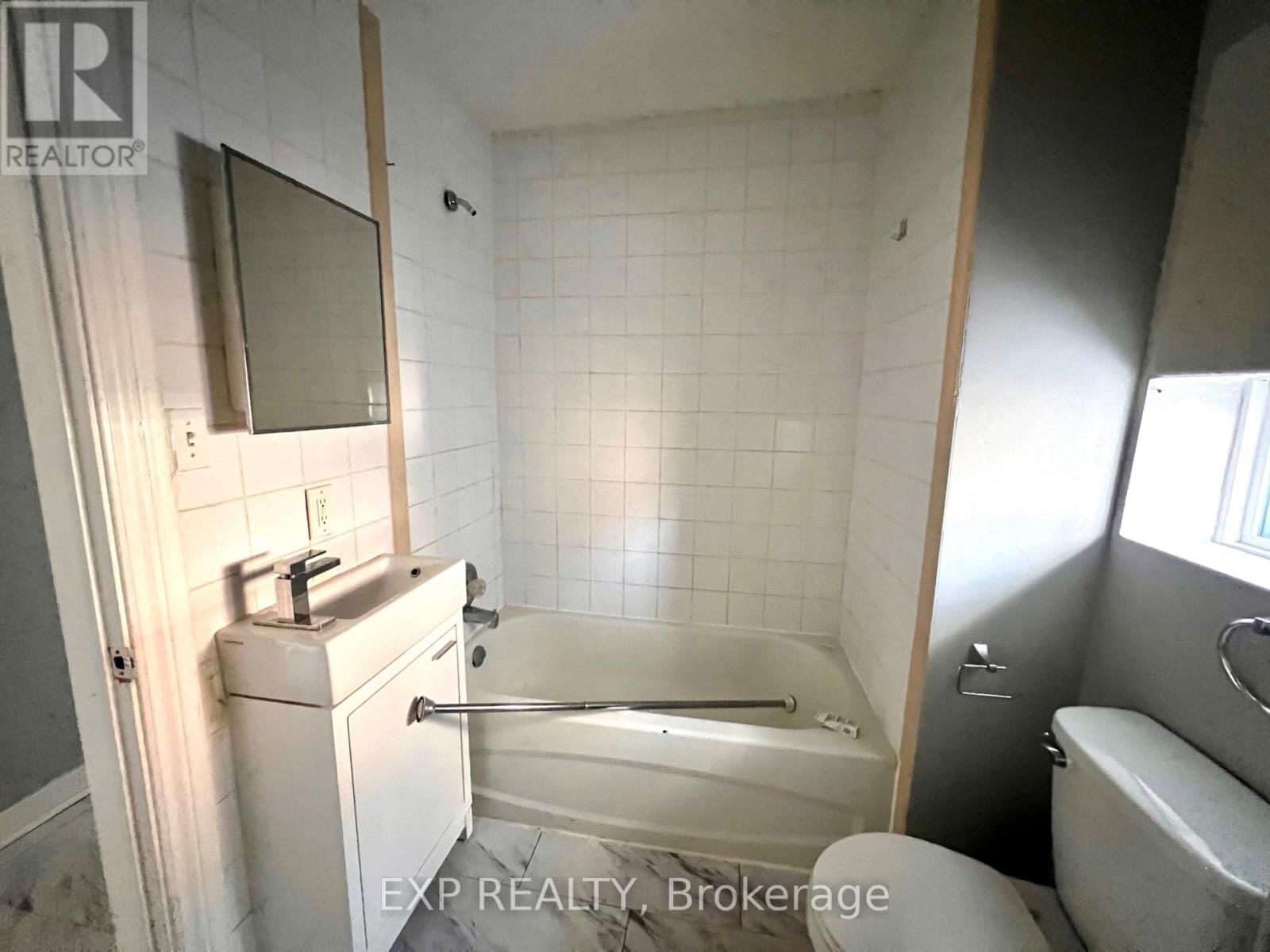 1079 WELLINGTON STREET WEST Image 24