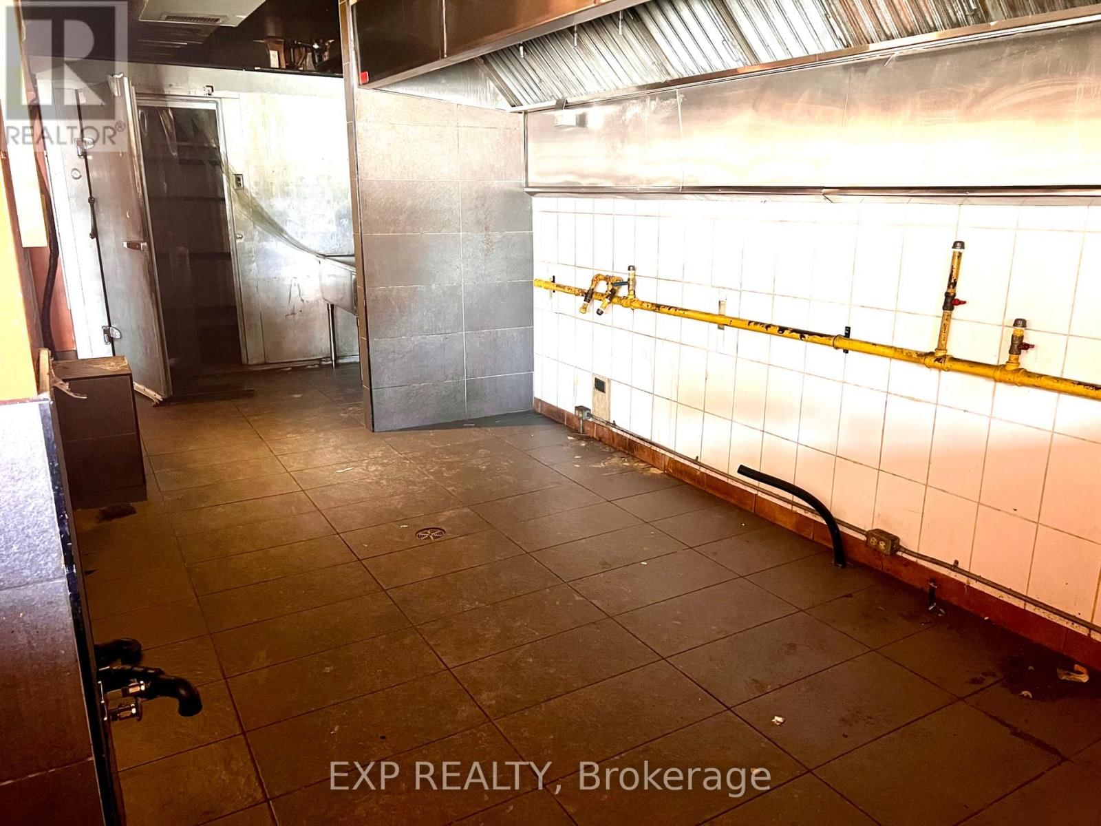 1079 WELLINGTON STREET WEST Image 8