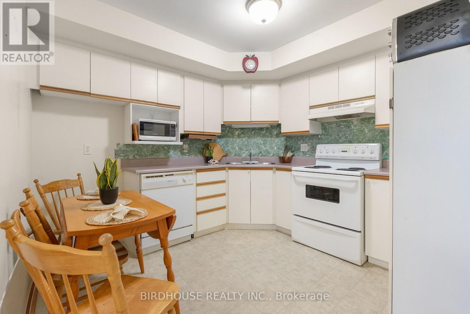 312 - 8 HURON STREET Image 7