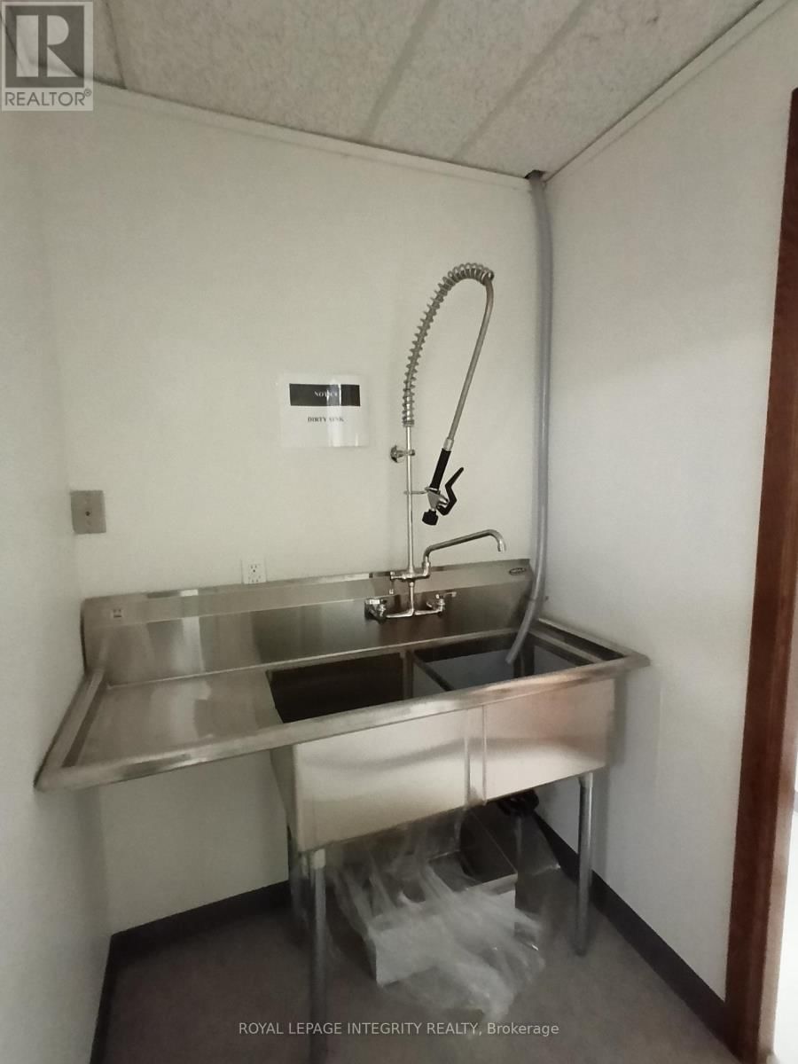 204 - 1929 RUSSELL ROAD Image 23