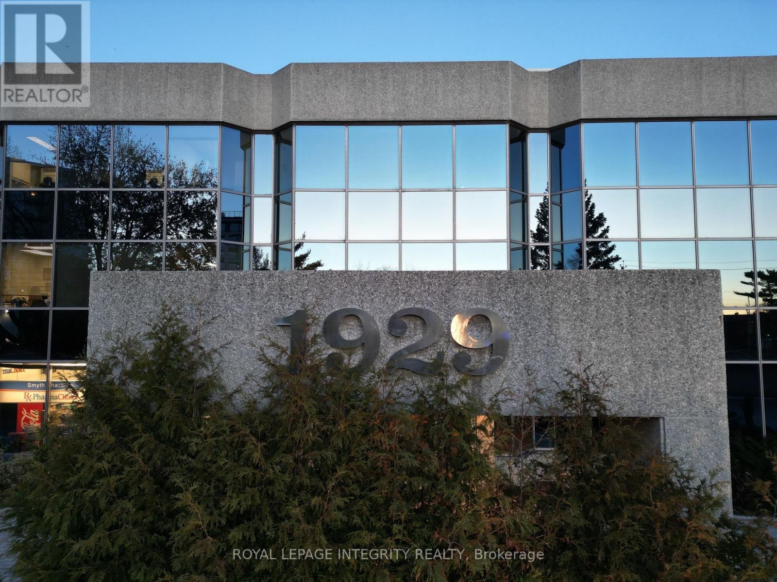 204 - 1929 RUSSELL ROAD Image 28