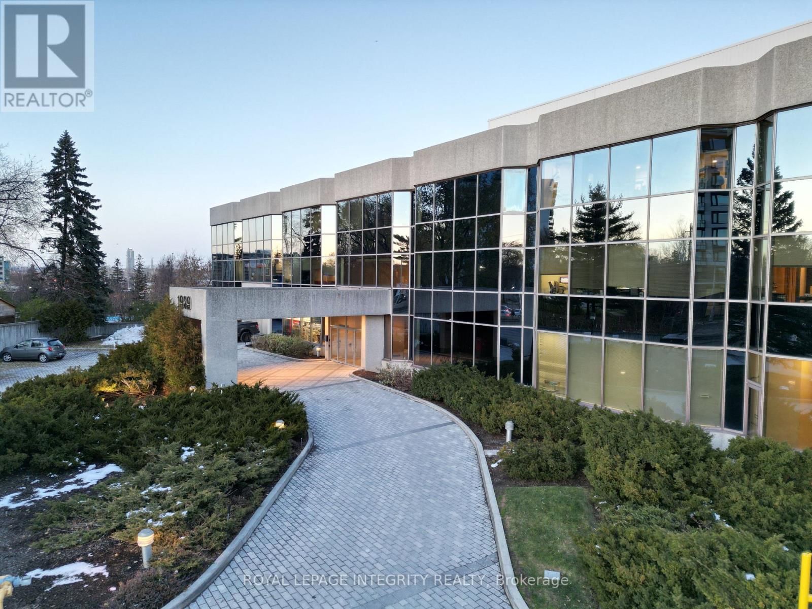 204 - 1929 RUSSELL ROAD Image 4