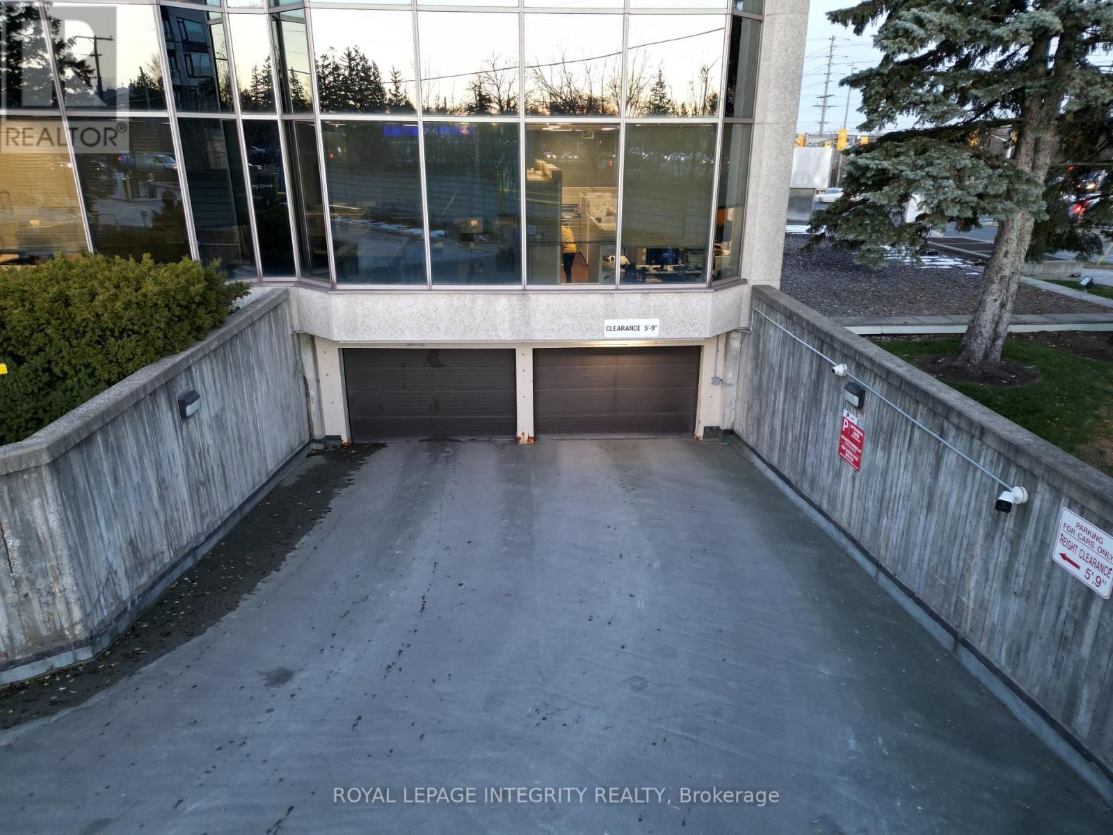 204 - 1929 RUSSELL ROAD Image 5