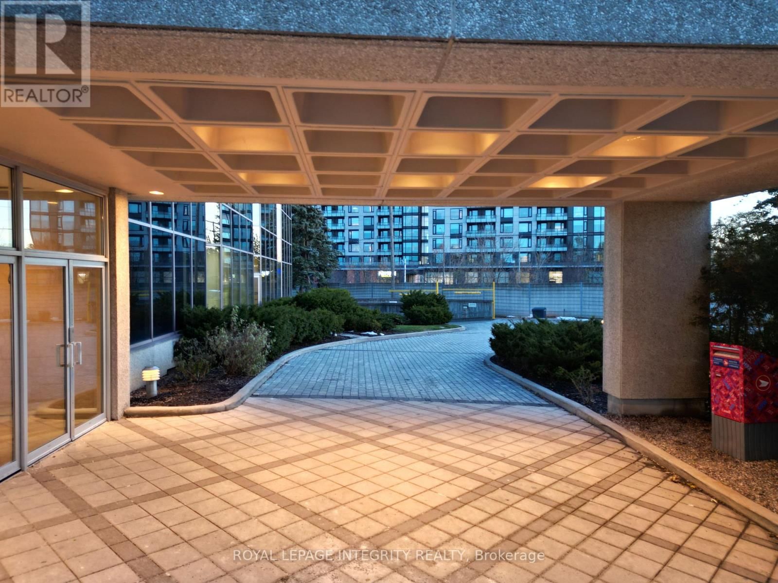 204 - 1929 RUSSELL ROAD Image 7