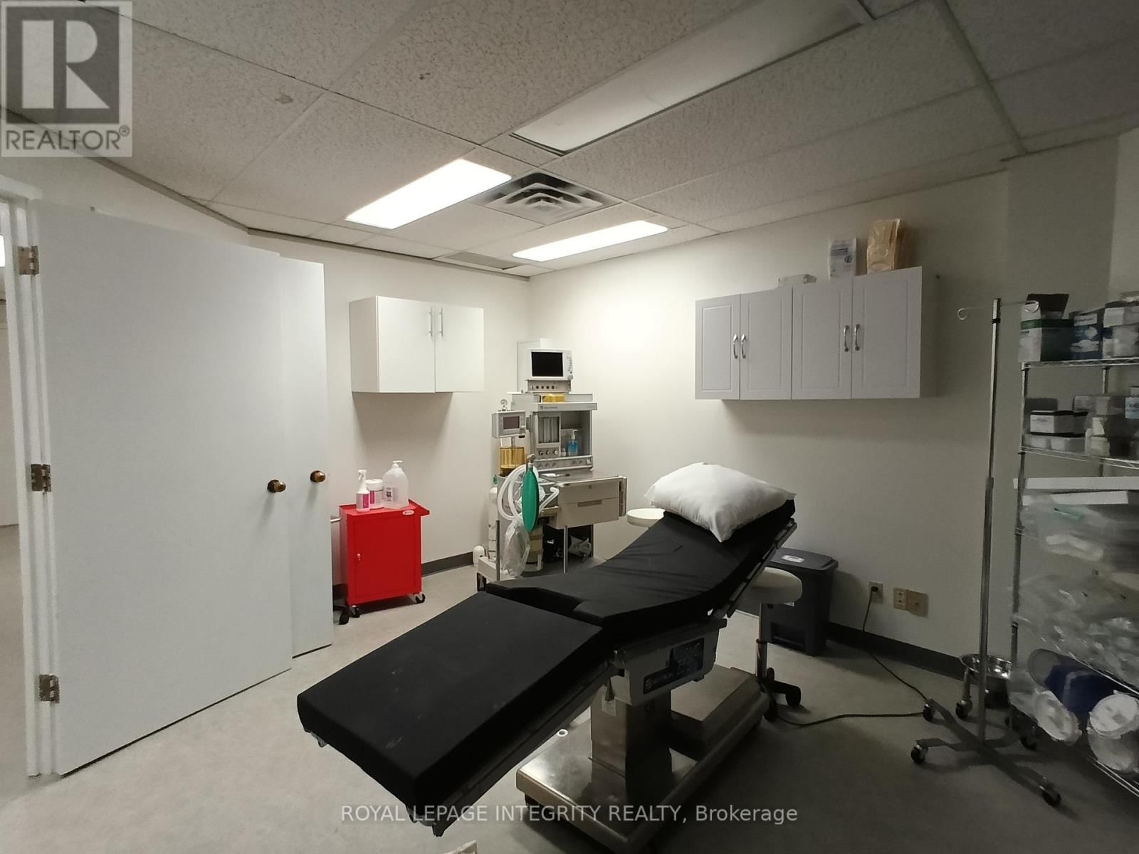 204 - 1929 RUSSELL ROAD Image 9