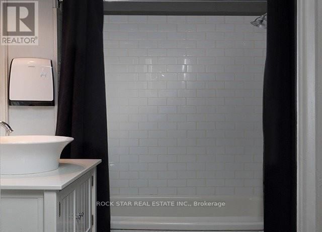 111 AINSLIE STREET NORTH Image 12