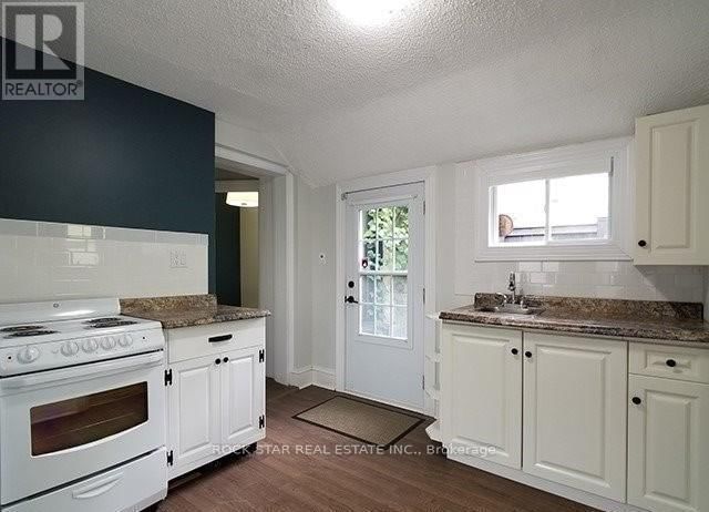 111 AINSLIE STREET NORTH Image 16