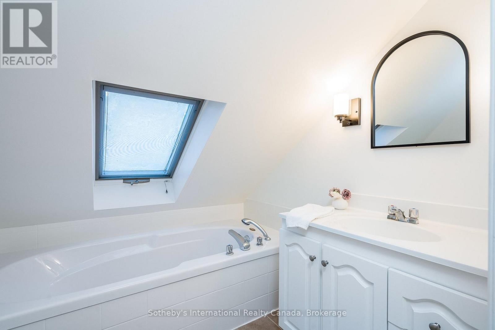 717218 1ST LINE EAST Image 30