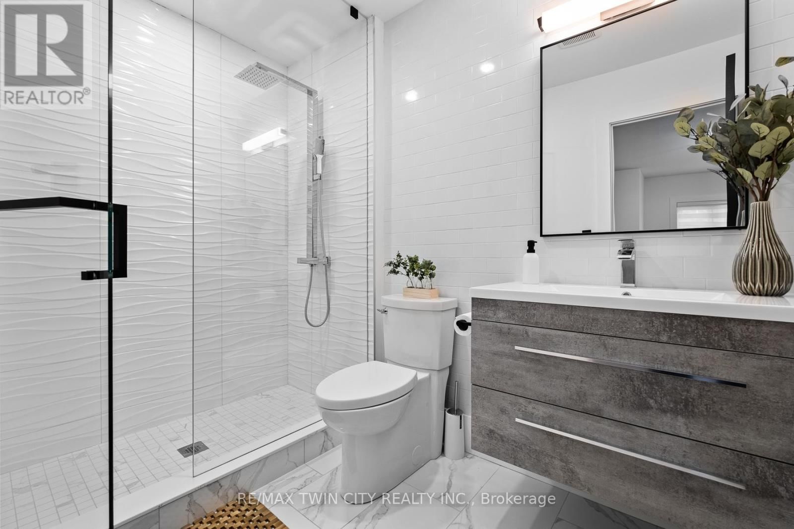 1207 QUEEN ST STREET NORTH Image 16