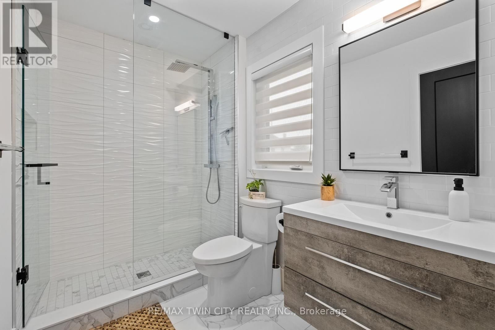 1207 QUEEN ST STREET NORTH Image 21