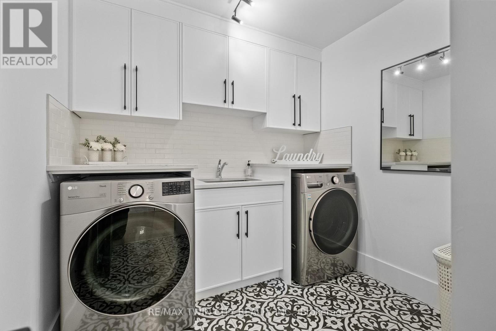 1207 QUEEN ST STREET NORTH Image 22