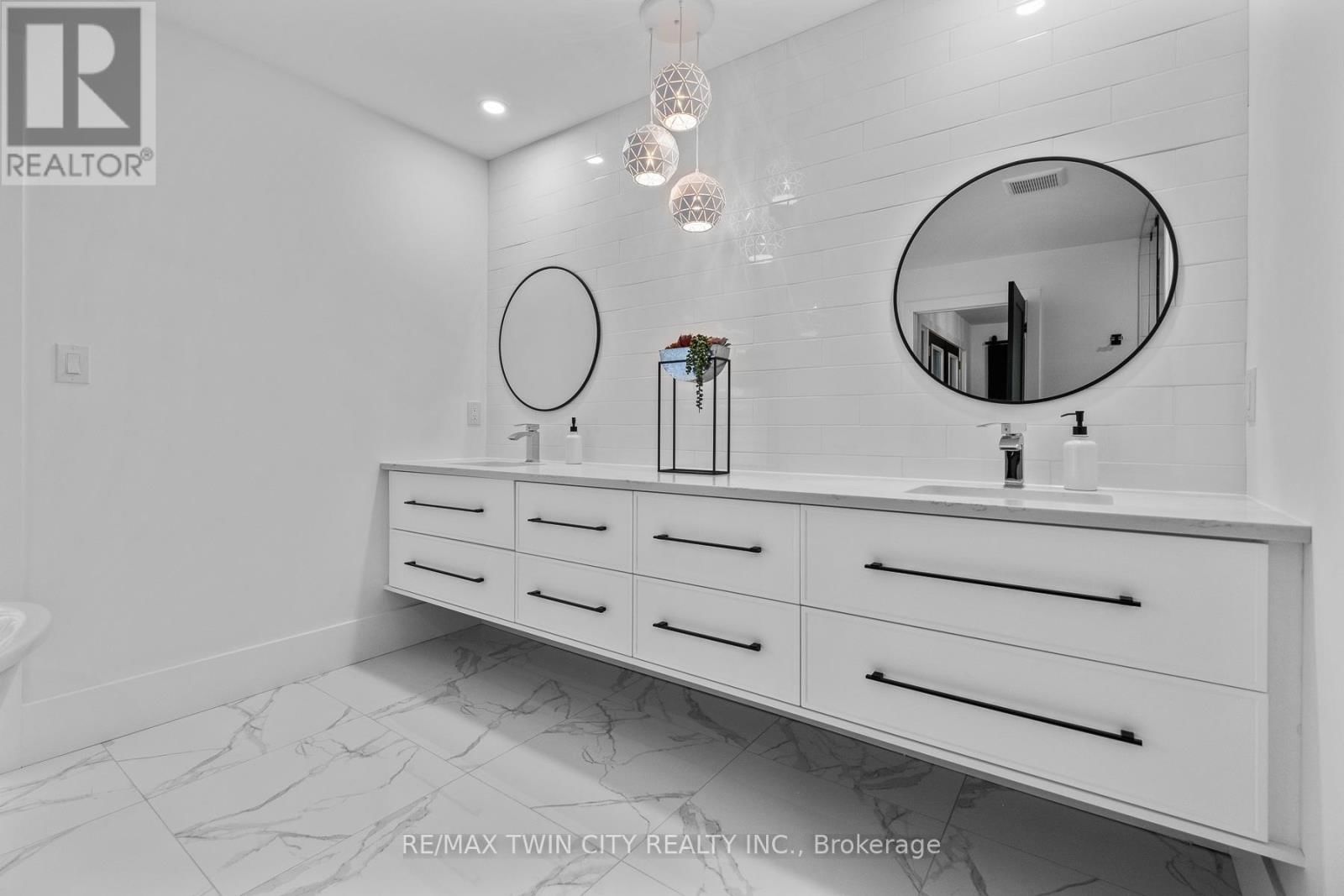 1207 QUEEN ST STREET NORTH Image 30