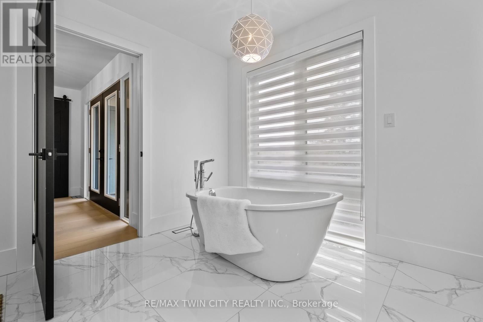 1207 QUEEN ST STREET NORTH Image 32