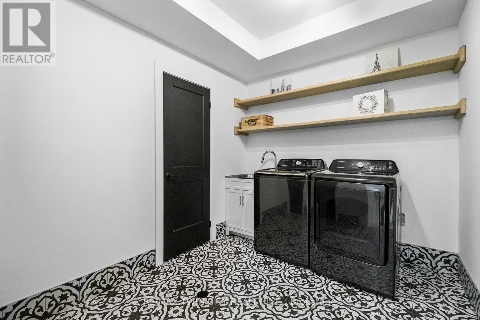 1207 QUEEN ST STREET NORTH Image 43