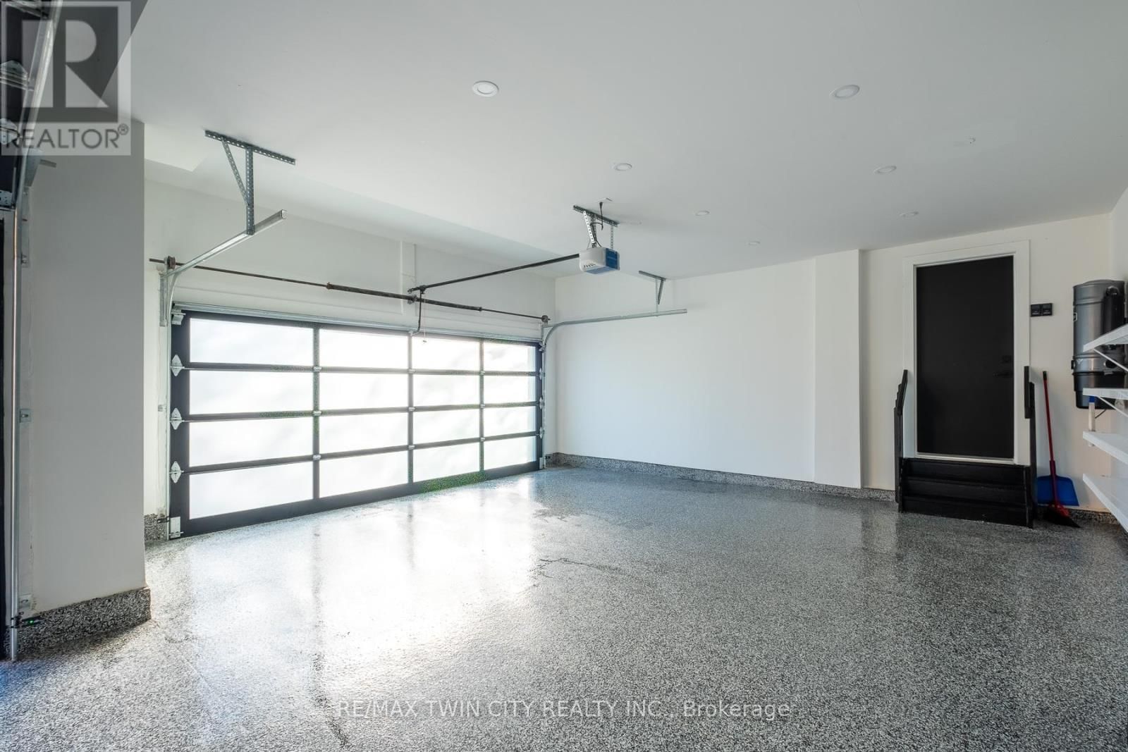 1207 QUEEN ST STREET NORTH Image 47