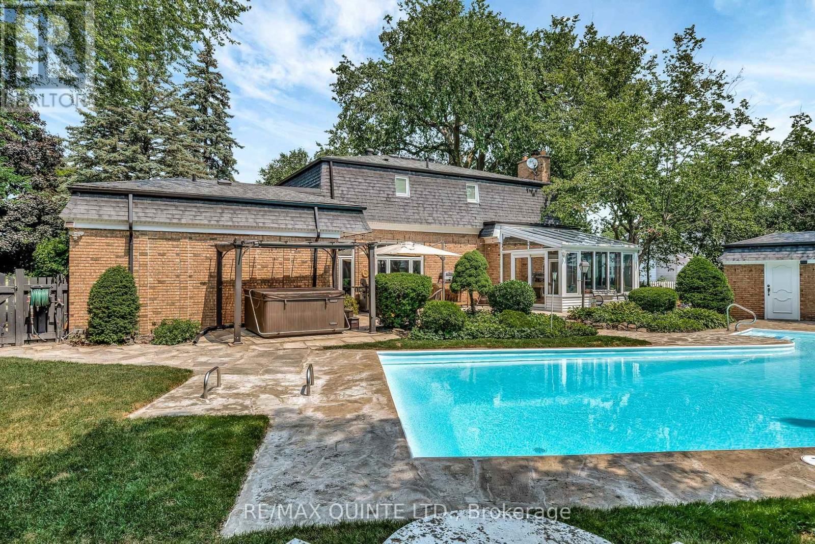 22 FOREST HILL CRESCENT Image 43