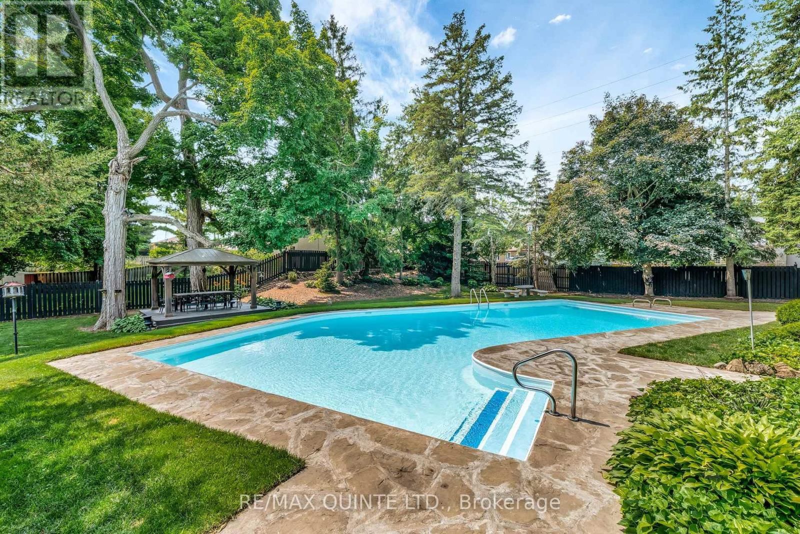 22 FOREST HILL CRESCENT Image 45