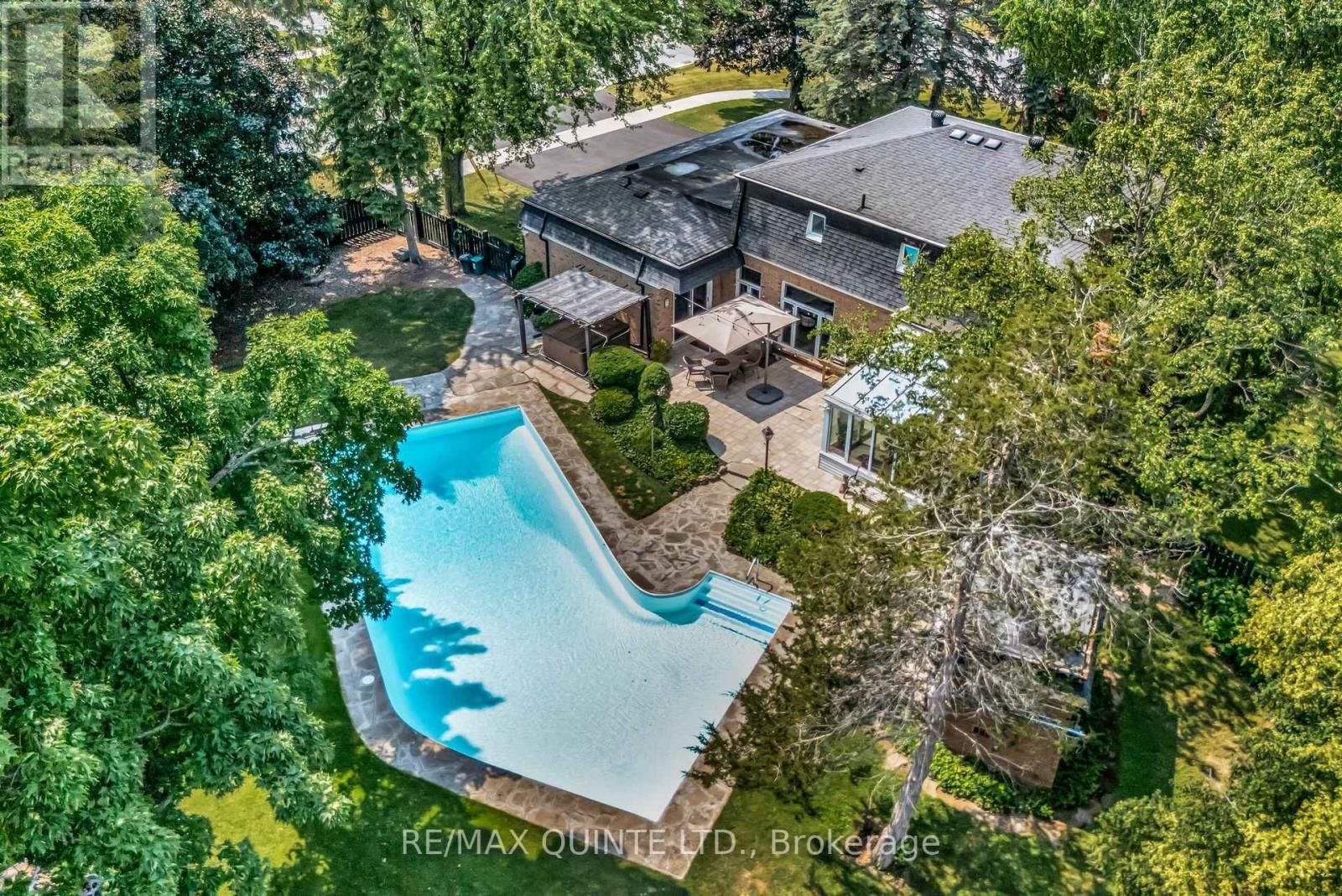 22 FOREST HILL CRESCENT Image 50