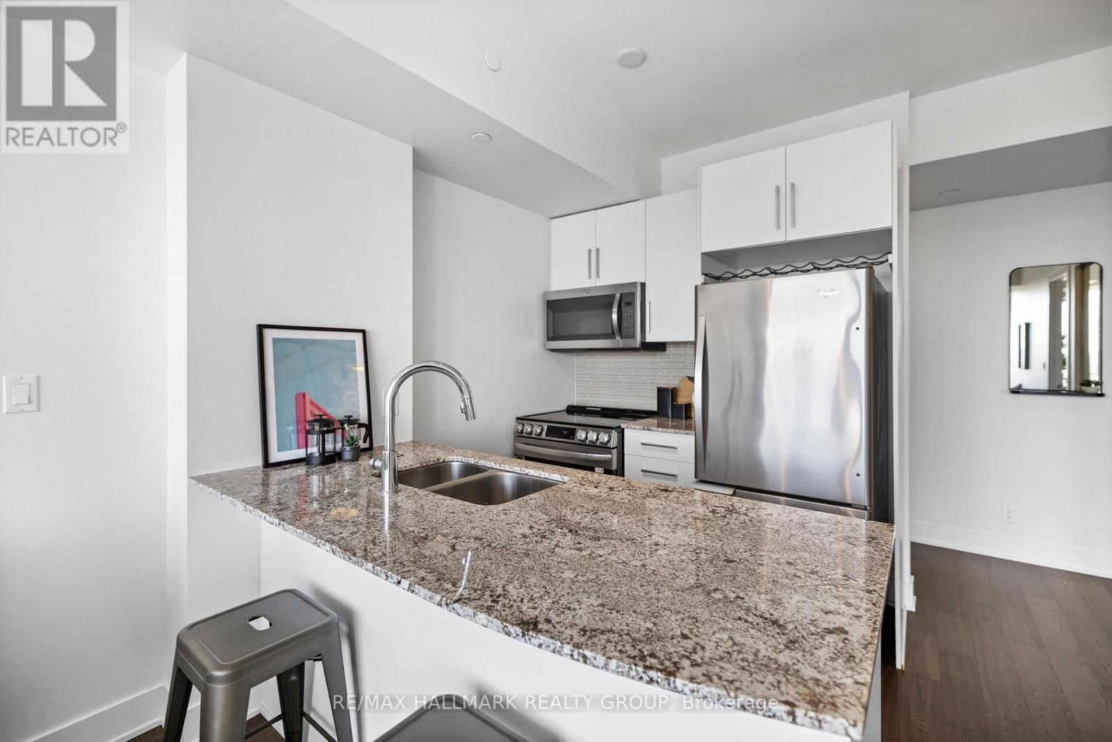 1906 - 485 RICHMOND ROAD Image 17