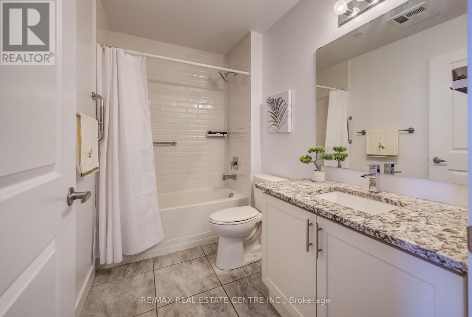 303 - 35 SOUTHSHORE CRESCENT Image 28