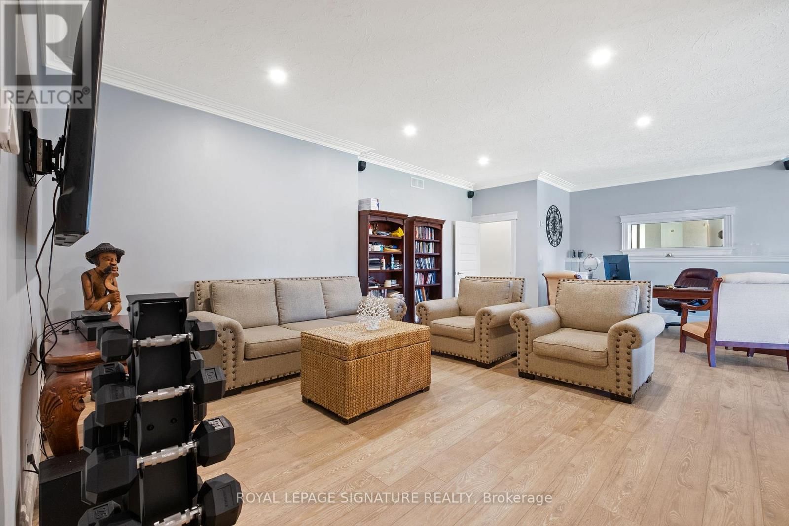 58 AMALIA CRESCENT Image 29