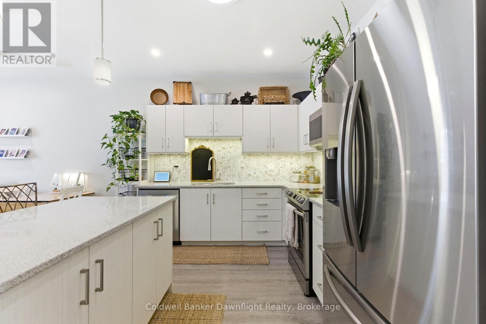 84 ROWE AVENUE Image 12