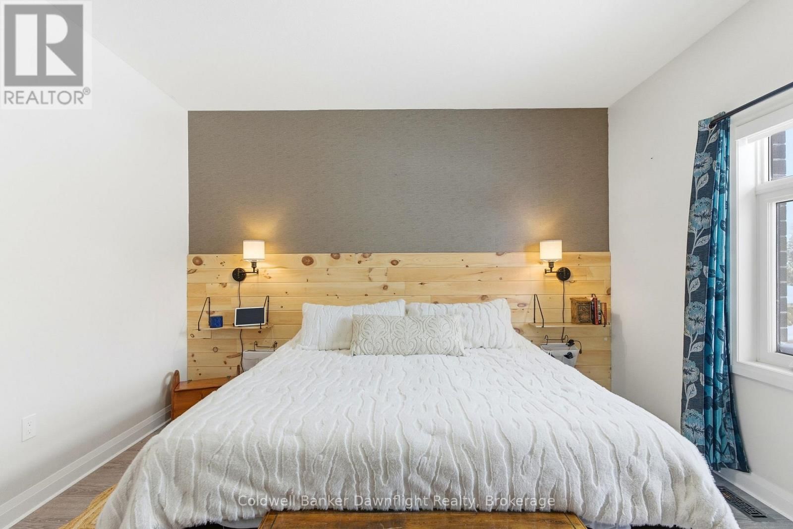 84 ROWE AVENUE Image 17