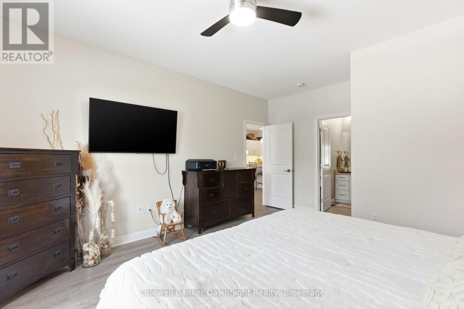 84 ROWE AVENUE Image 18