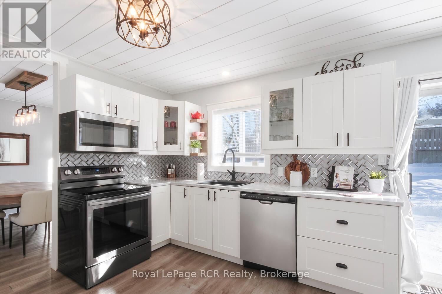 453 8TH A AVENUE EAST Image 5