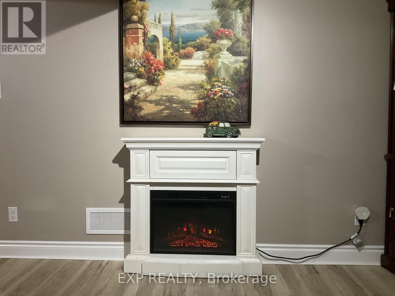 33 FARMINGTON CRESCENT Image 14