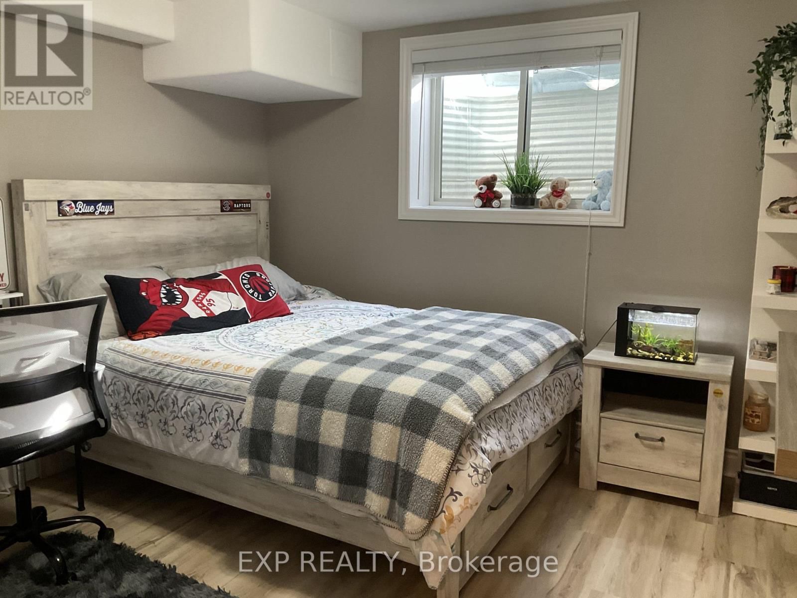 33 FARMINGTON CRESCENT Image 18