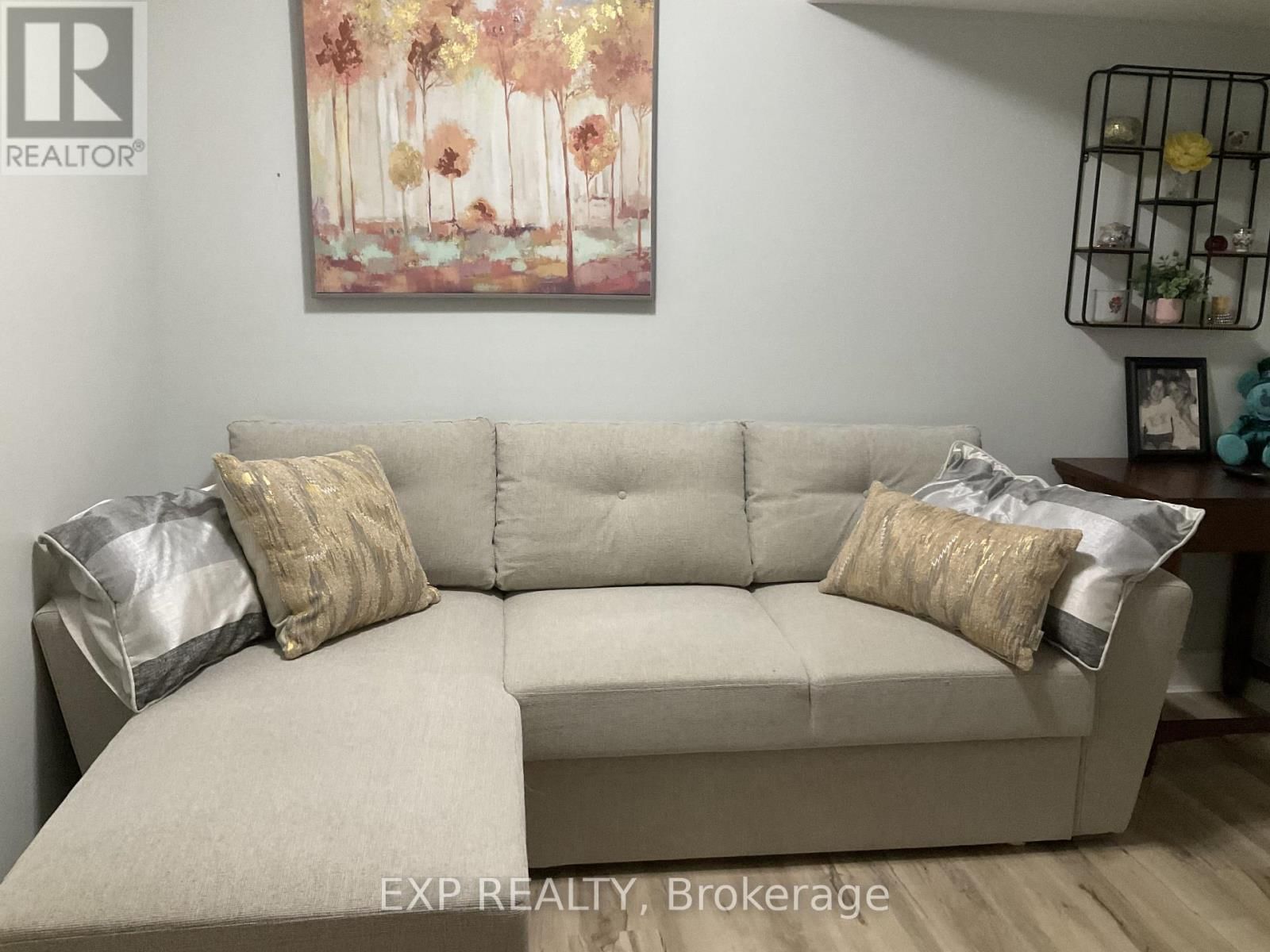 33 FARMINGTON CRESCENT Image 19