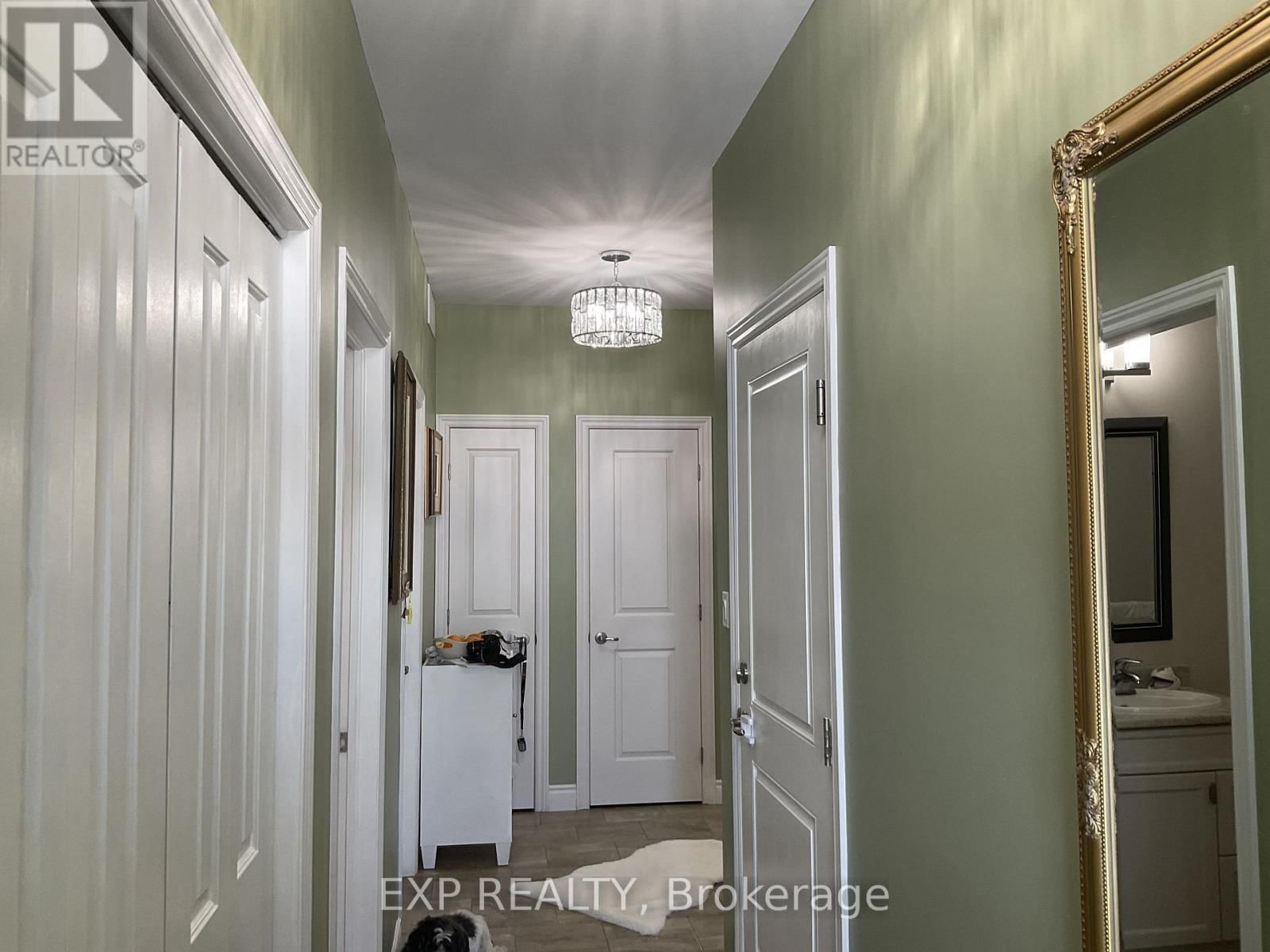 33 FARMINGTON CRESCENT Image 2