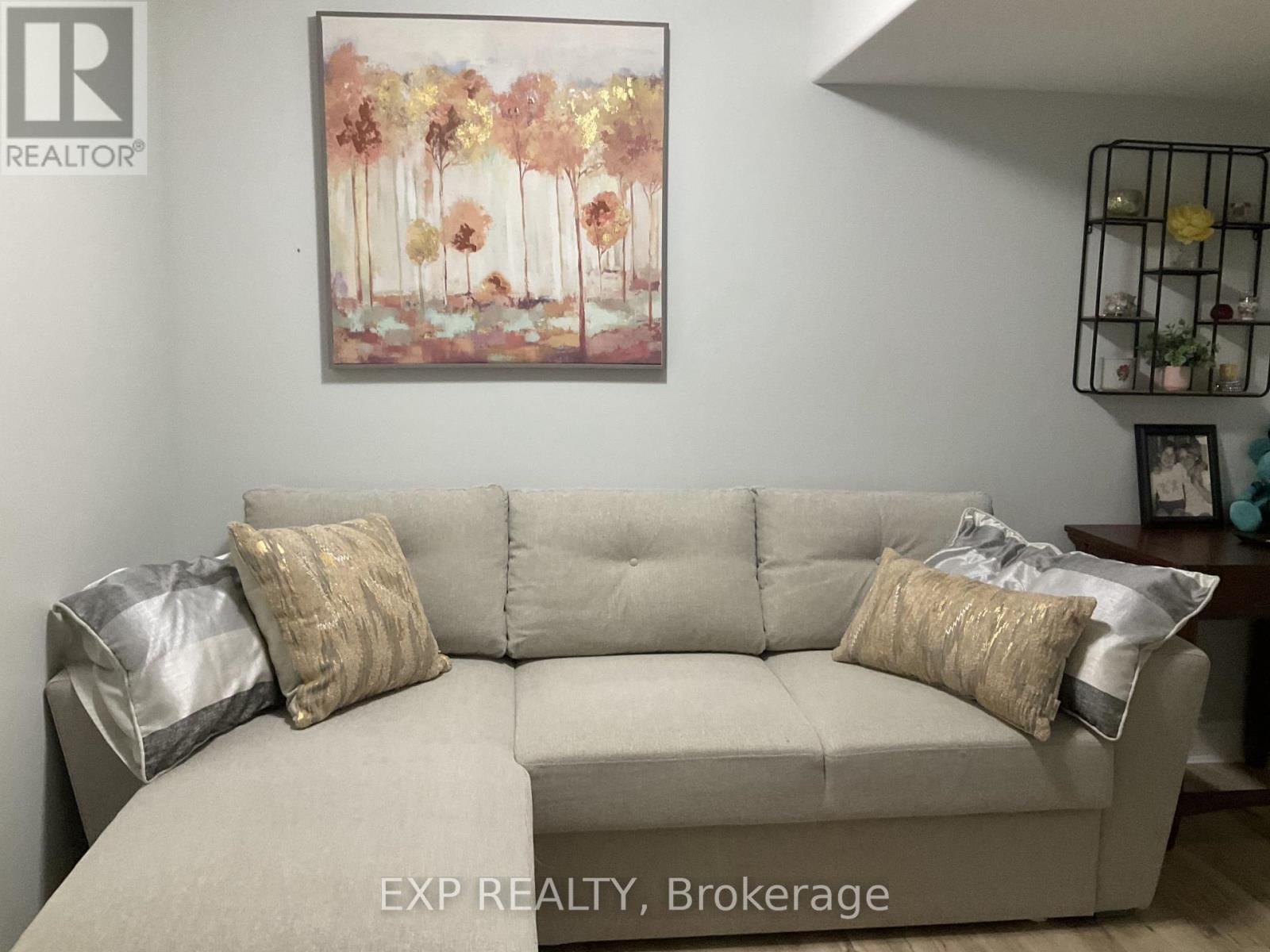 33 FARMINGTON CRESCENT Image 20