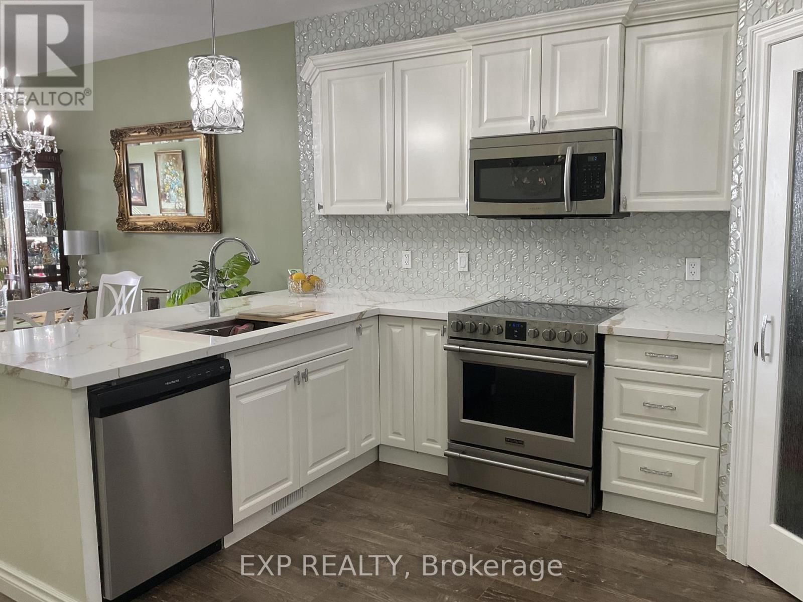 33 FARMINGTON CRESCENT Image 3